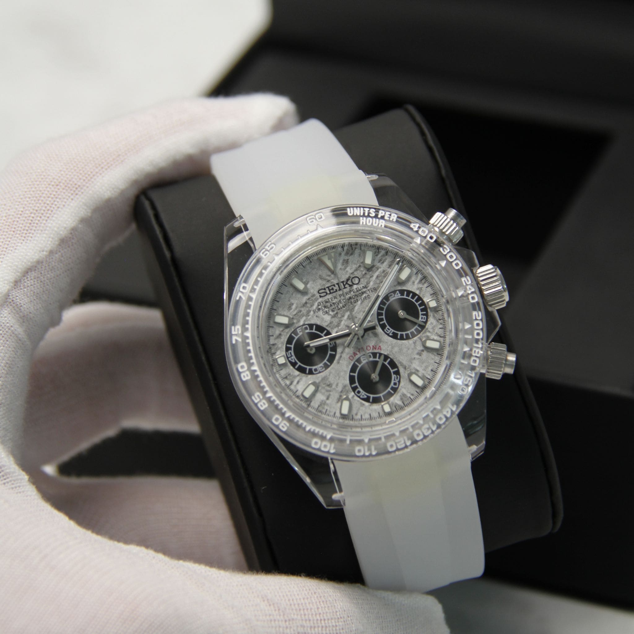 Montre Modus seiko daytona oysterflex gris sur coussin noir avec écrin Modus seiko. 