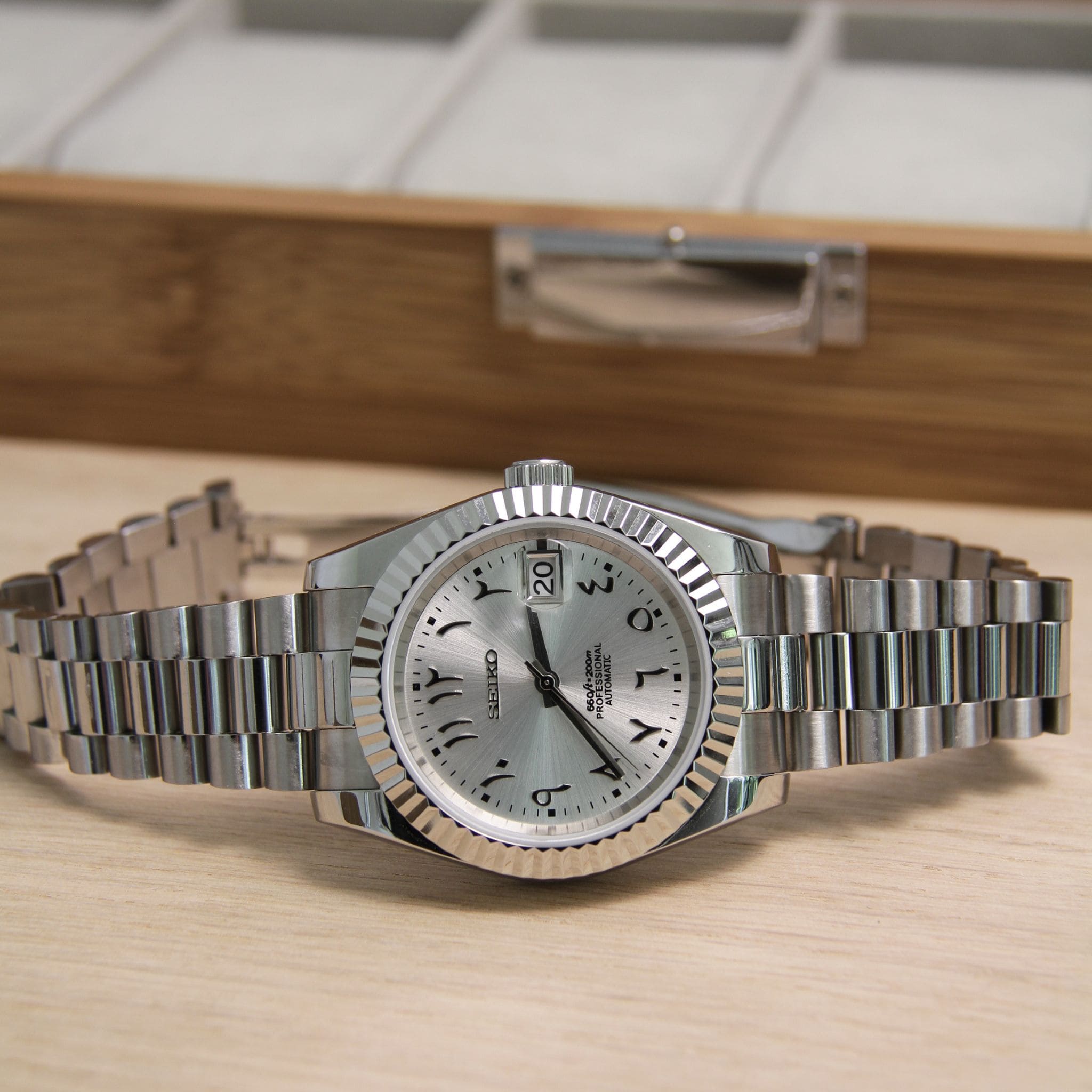 Montre Seiko Mod Datejust Arabic grise argentée avec bracelet – mouvement automatique visible NH35