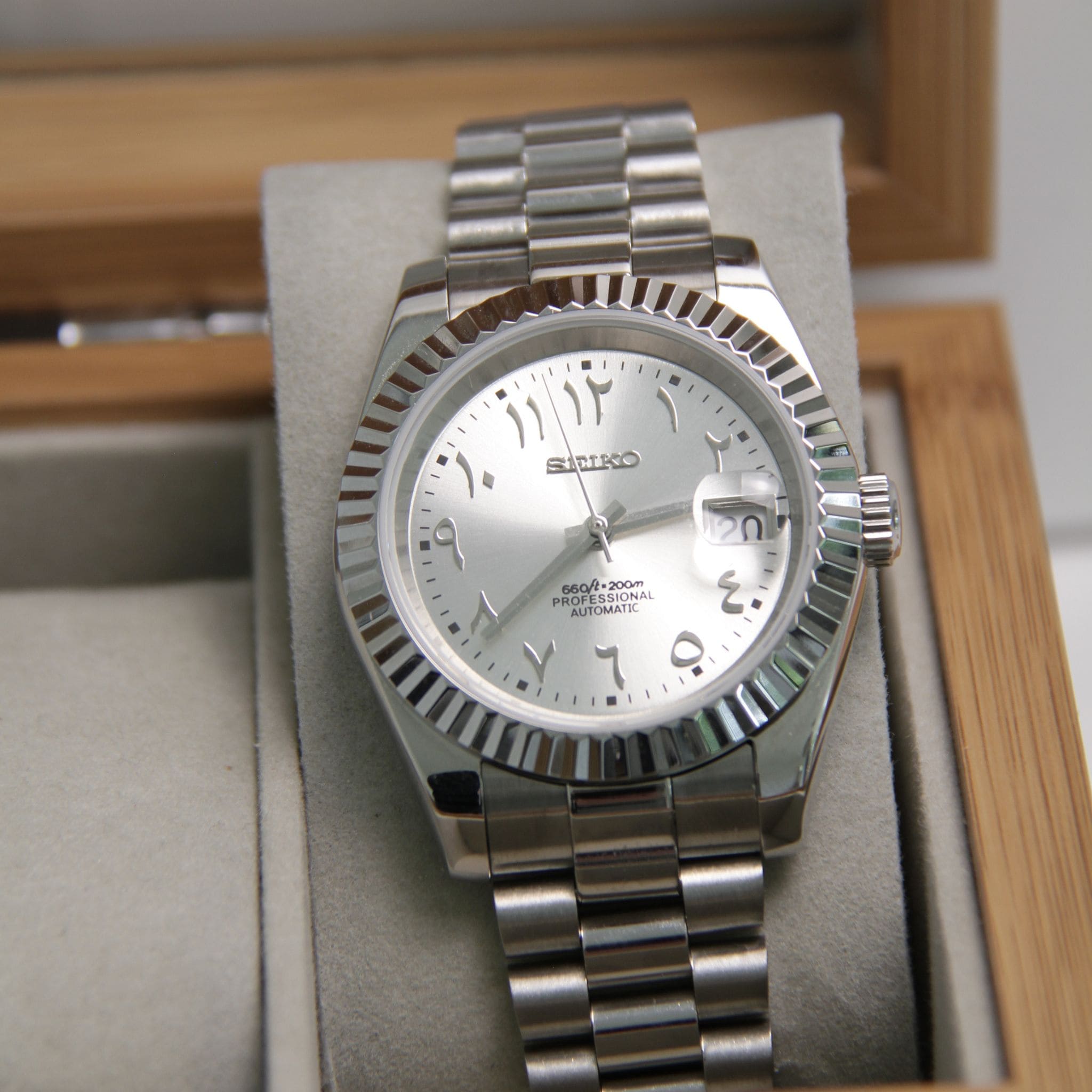 Montre Seiko mod datejust arabic gris argenté dans boite à montres
