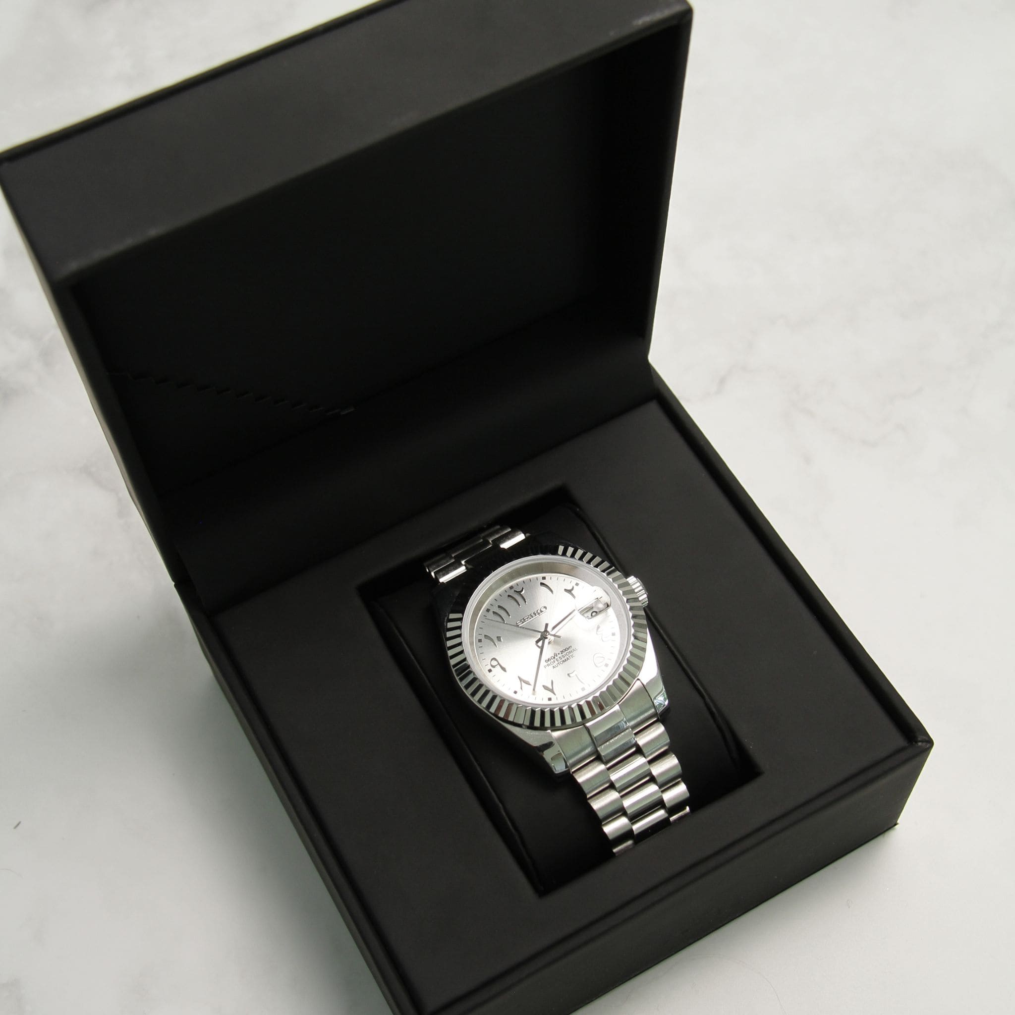 Montre Seiko mod datejust arabic gris argenté dans son écrin Modus Seiko