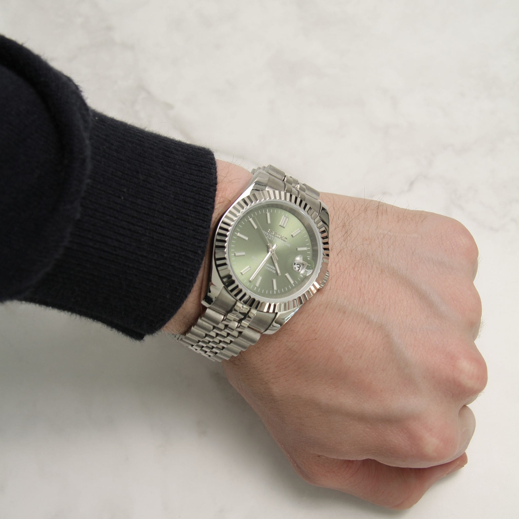 Seiko Mod Datejust Kaki Arabic portée au poignet – montre personnalisée élégante à cadran kaki et chiffres arabes dorés