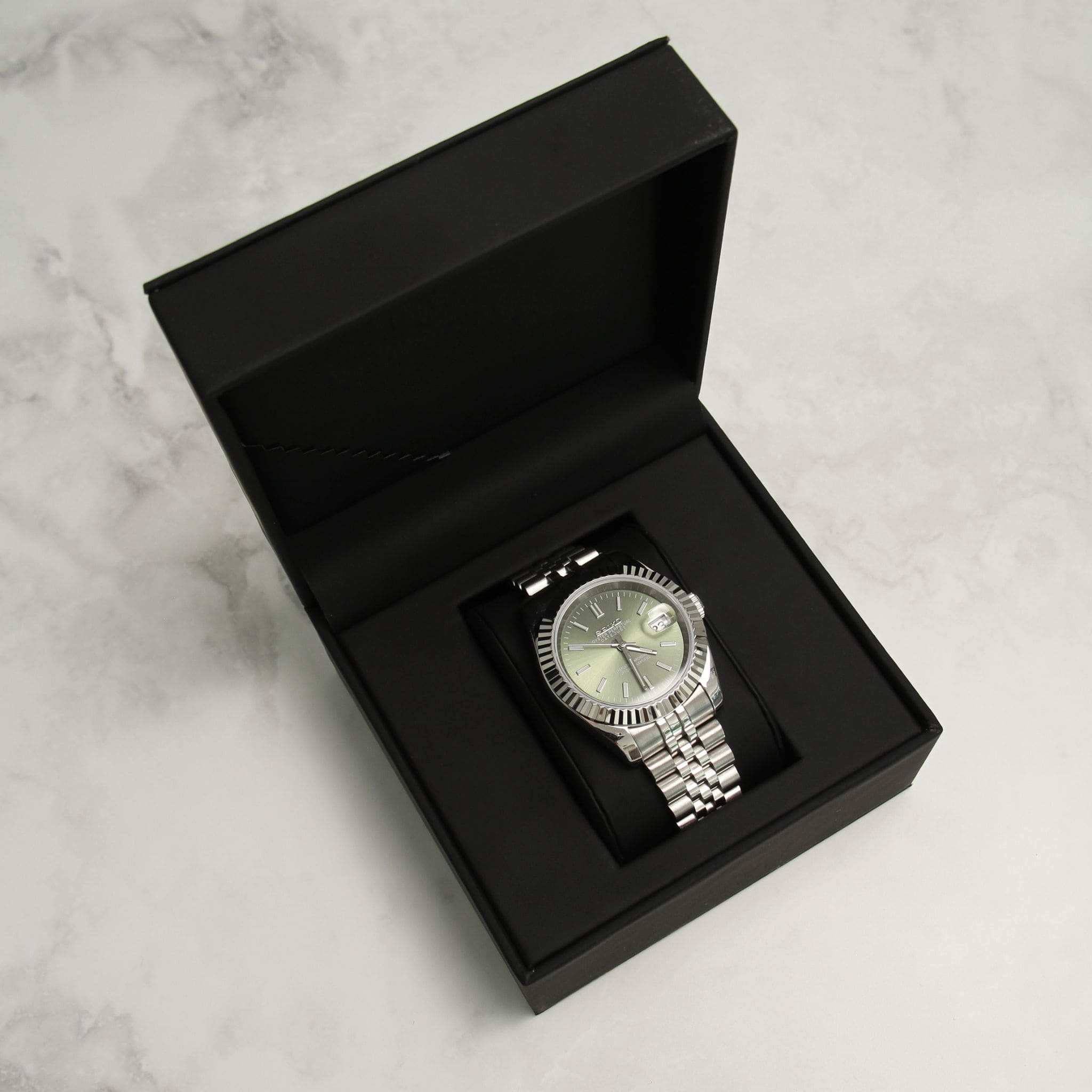 Montre Seiko mod datejust kaki arabic dans son écrin Modus Seiko