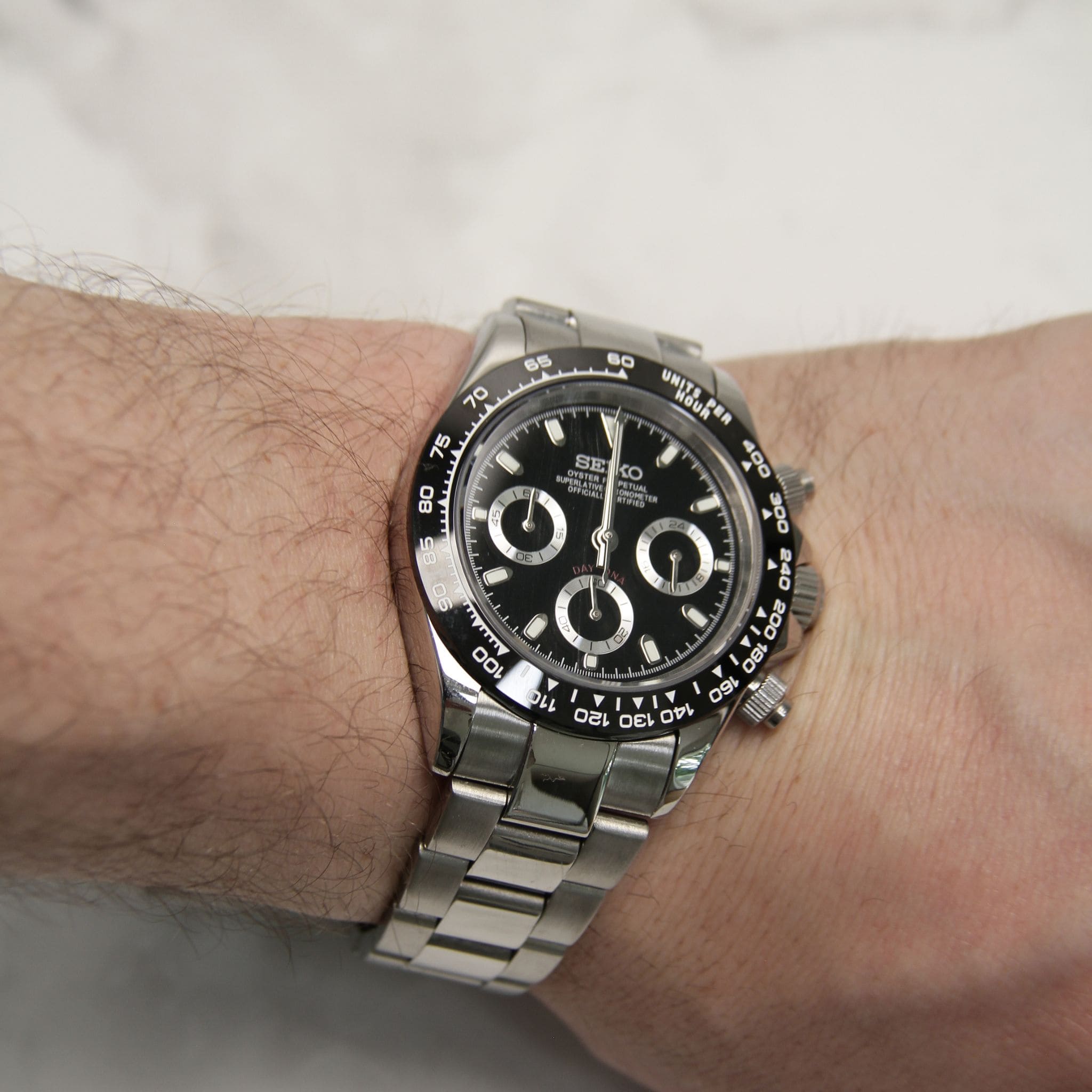 Seiko Mod Daytona Noir portée au poignet – montre sportive personnalisée à cadran racing et chronographes.