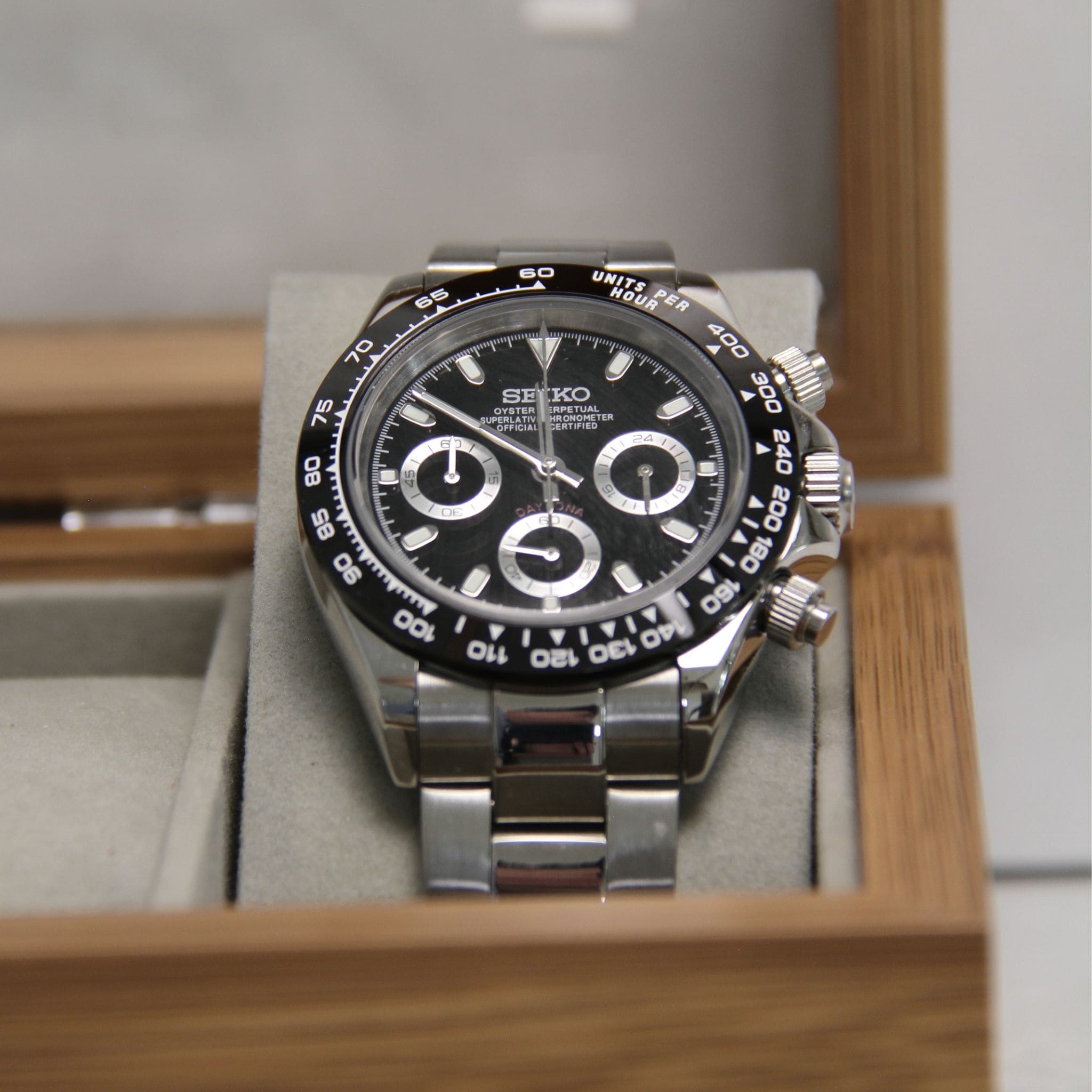 Montre Seiko mod daytona noir dans boite à montres.