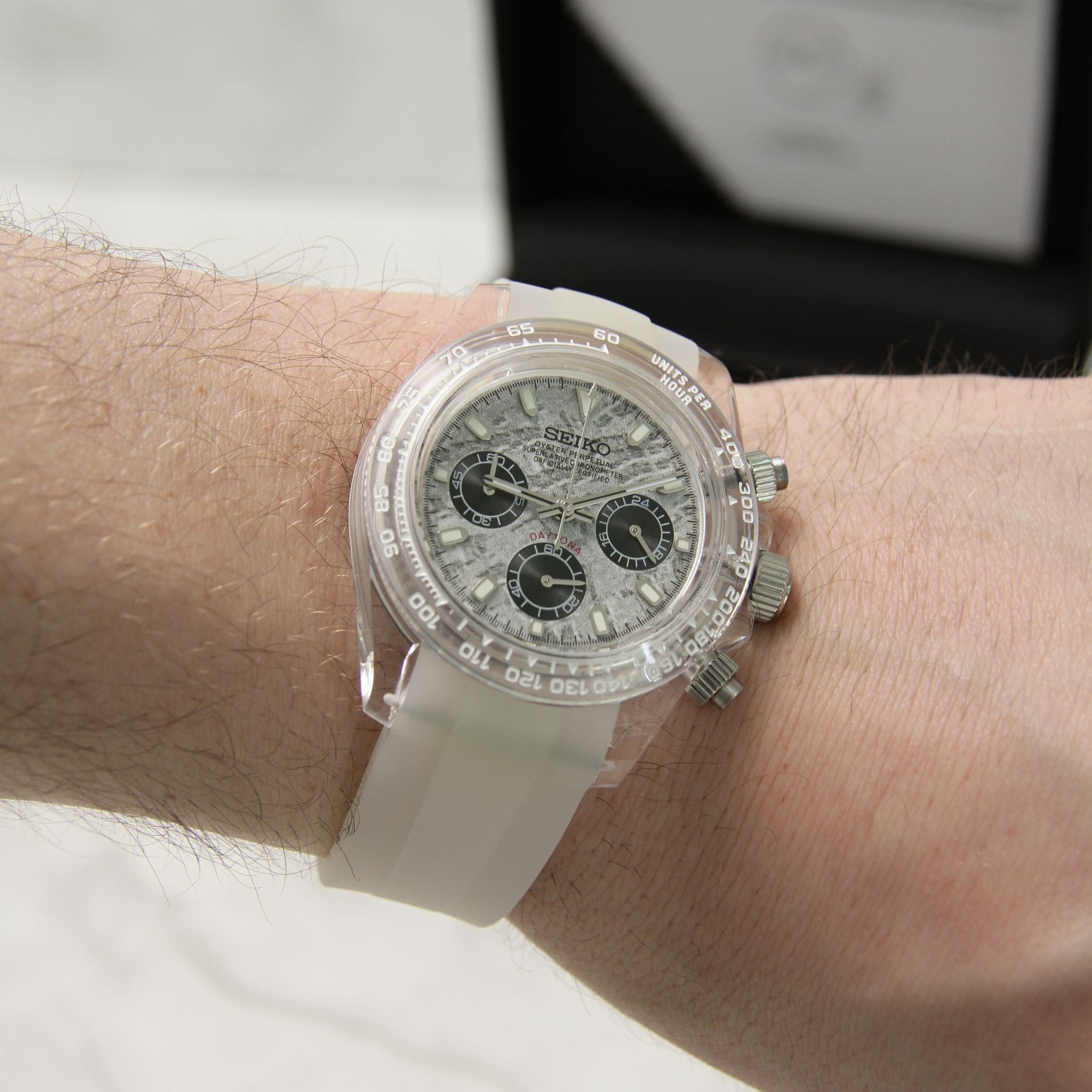 Seiko Mod Daytona Oysterflex gris portée au poignet – montre personnalisée sportive à cadran gris et bracelet caoutchouc.