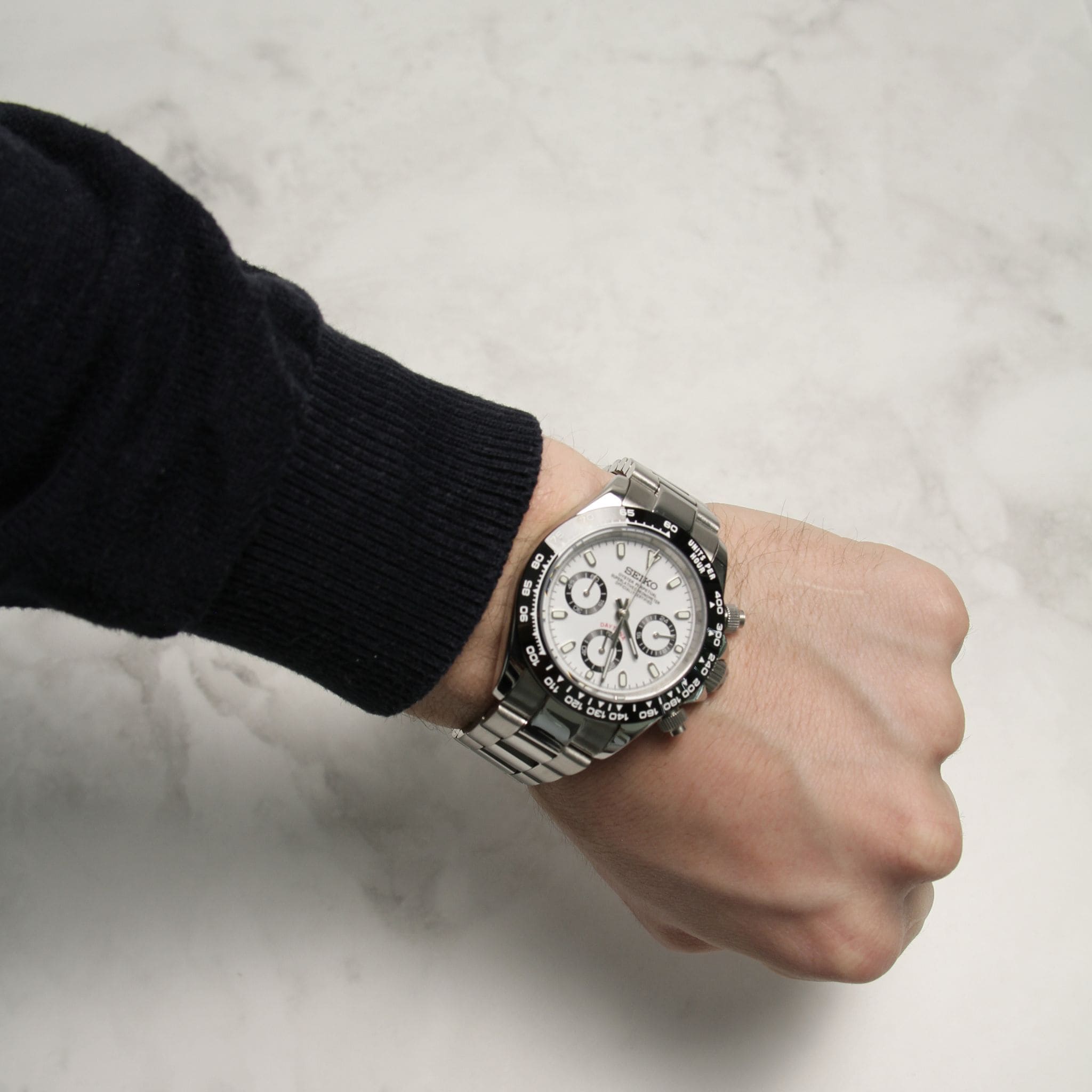 Seiko Mod Daytona Panda portée au poignet – montre personnalisée sportive à cadran blanc contrasté et sous-cadrans noirs