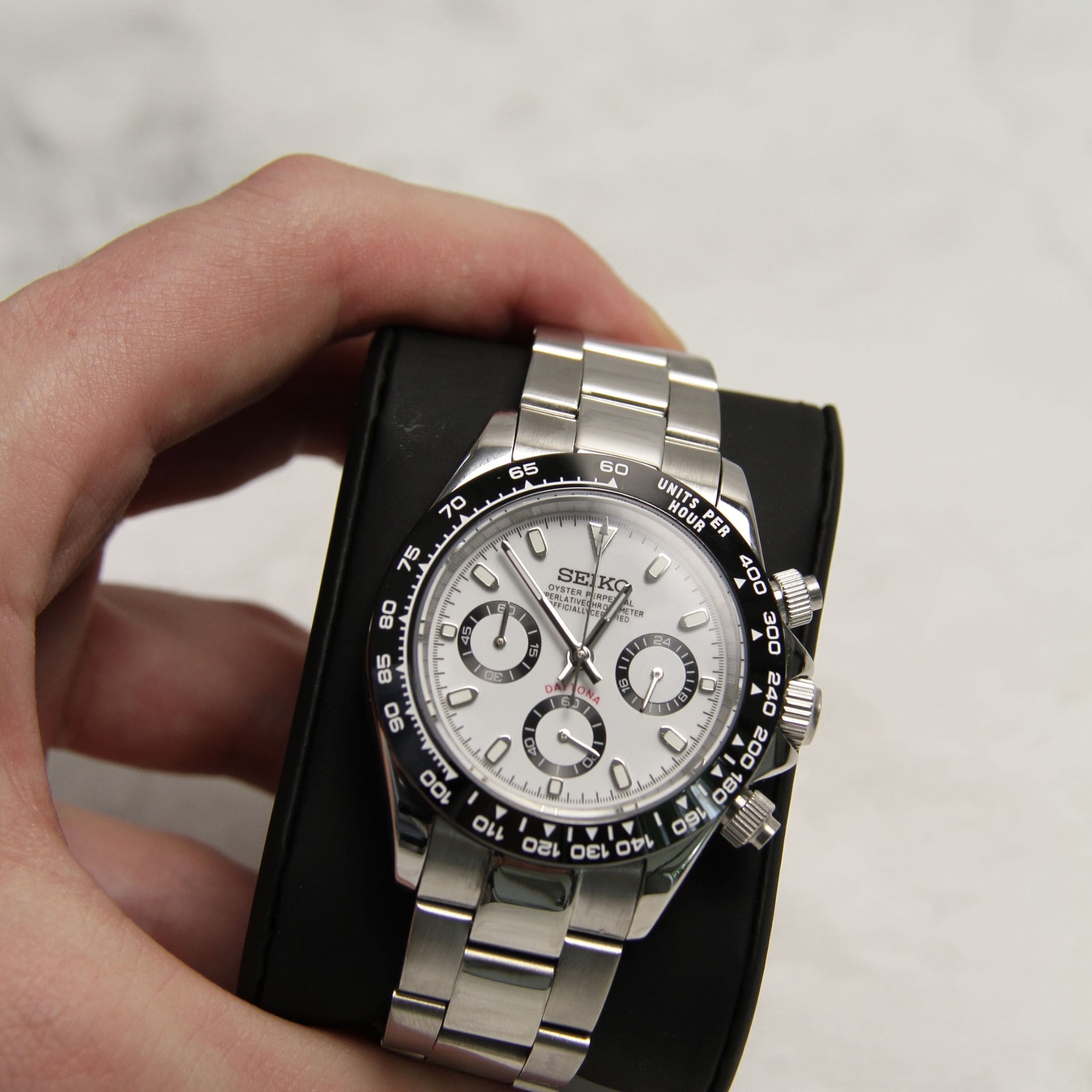 Montre Seiko mod daytona panda noir blanc vu de face sur coussin