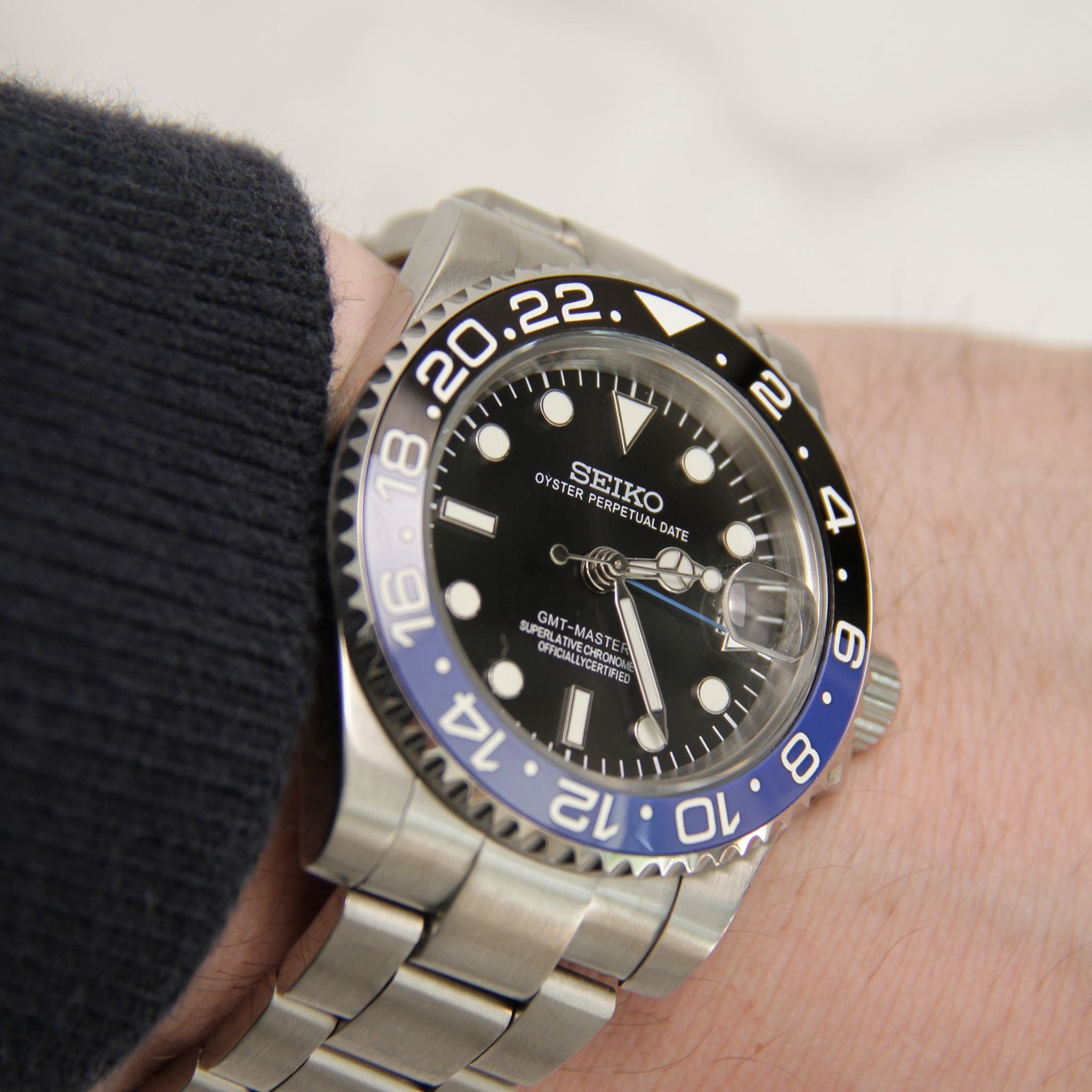 Fond de boîte transparent de la Seiko Mod GMT Batman – mouvement automatique visible NH34