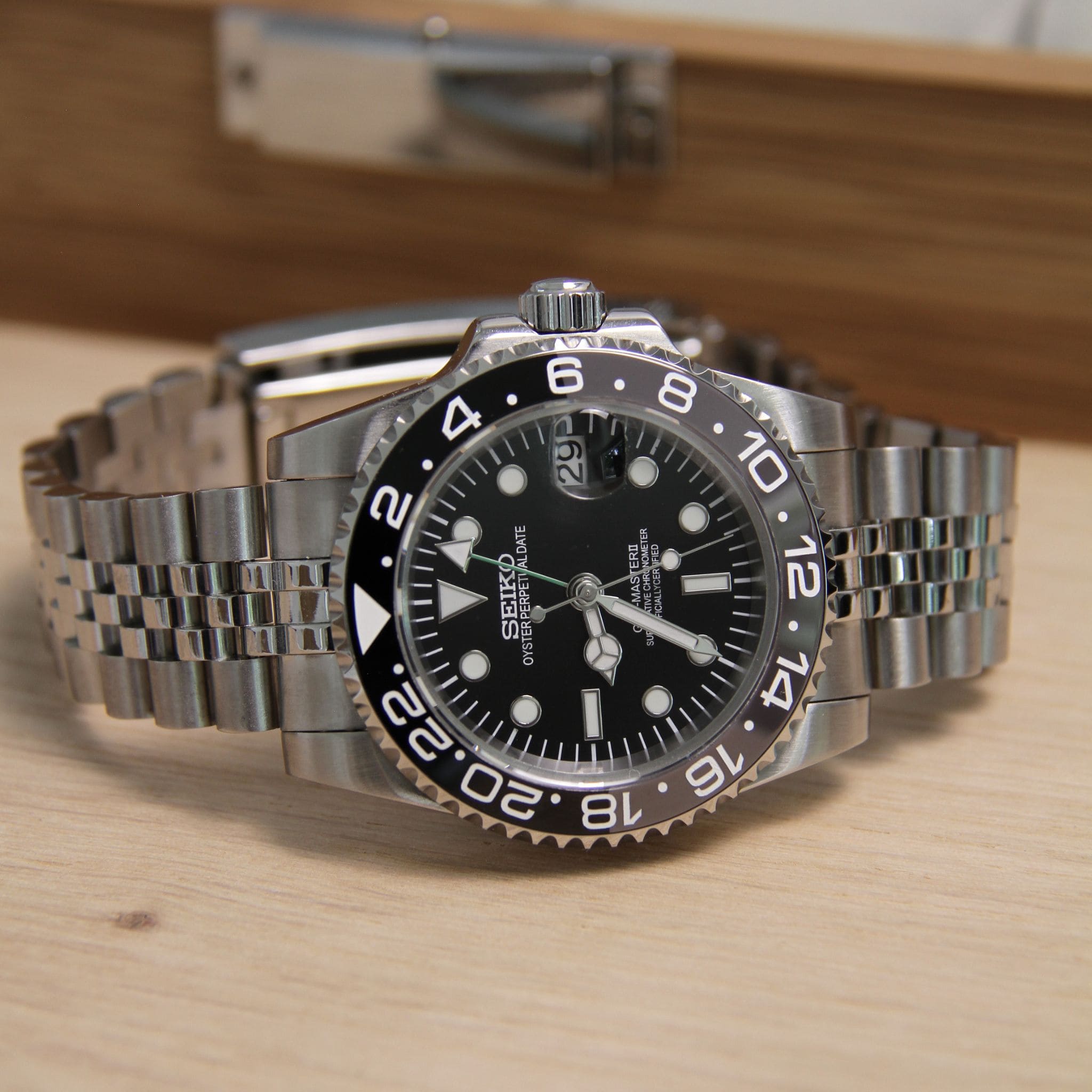 Montre Seiko Mod GMT Bruce Wayne avec bracelet – mouvement automatique visible NH34