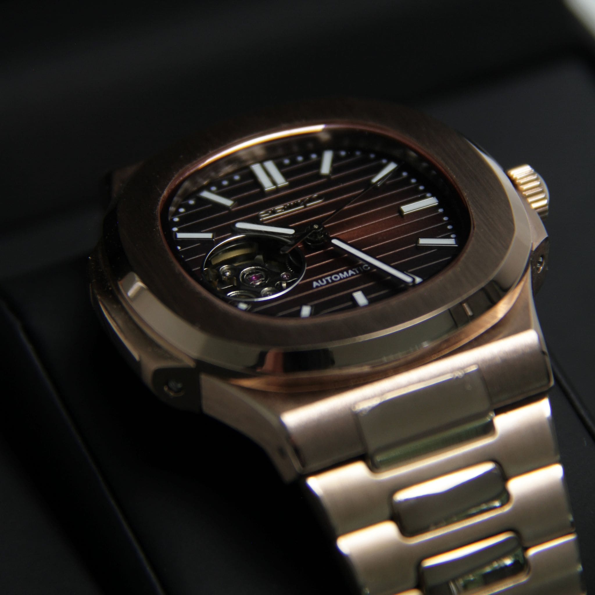 Montre Seiko mod nautilus marron squelette cœur ouvert dans son écrin Modus Seiko